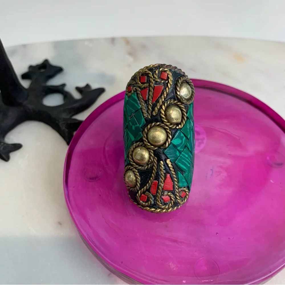 VINTAGE LARGE CHUNKY NEPALESE INLAY BRASS RING WTH GREEN RED MOSAIC INLAY